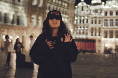 Calvin Harris: Ταξίδι στην Ευρώπη στο video clip του «Hard At Love» με την Jessie Reyez