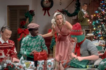 Sia: Ένα πάρτι με διάσημους ηθοποιούς στο video clip του «Santa’s Coming For Us»