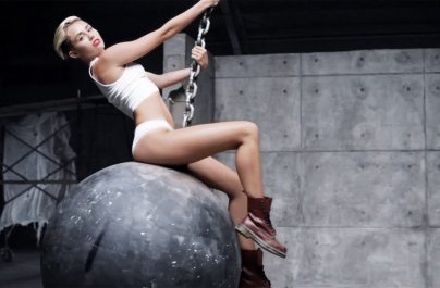 Miley Cyrus: «Το video clip του “Wrecking Ball” είναι το πιο ντροπιαστικό που έχω κάνει»