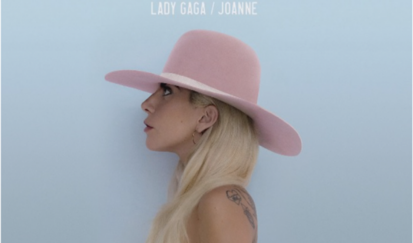 Η Lady Gaga αγγίζει με την τρυφερή νέα έκδοση του «Joanne»