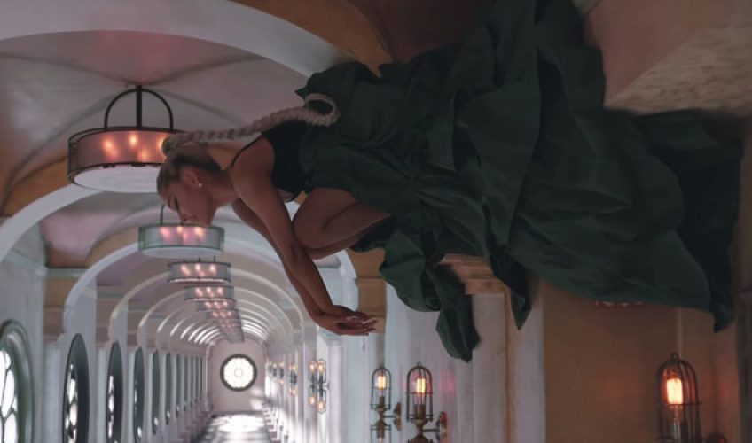 Η Ariana Grande επιστρέφει με το νέο της single “No Tears Left To Cry”.