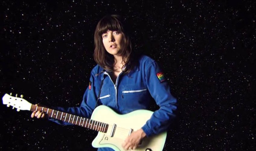Η Courtney Barnett στο single  “Need A Little Time” κερδίζει ξανά τις εντυπώσεις