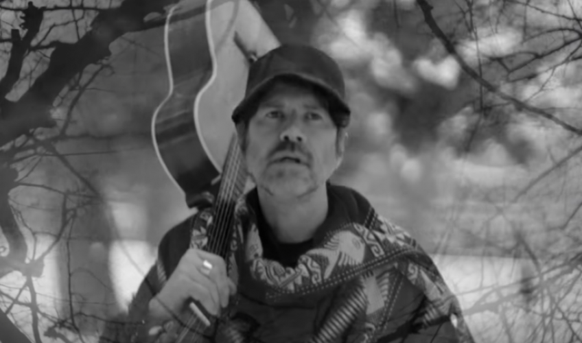 Ο Gruff Rhys παρουσιάζει μια περιπέτεια με προορισμό το «άγνωστο» στο νέο του βίντεο για το «Frontier Man»