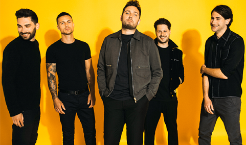 Στην πολυαναμενόμενη επιστροφή τους οι You Me At Six  προετοιμάζουν το πολυπληθές κοινό τους για τον επερχόμενο 6ο δίσκο τους με τίτλο VI.