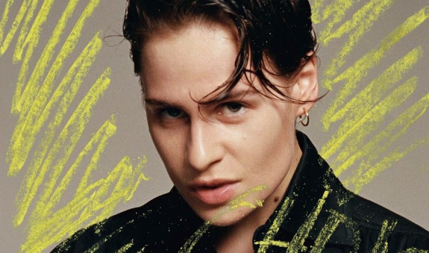 Η Héloïse Letissier, γνωστή ευρύτερα ως Christine and the Queens, είναι μια Γαλλίδα τραγουδίστρια και μουσική παραγωγός η οποια παρουσιαζει το νέο της τραγούδι που ακούει στο όνομα «Doesn’t Matter»
