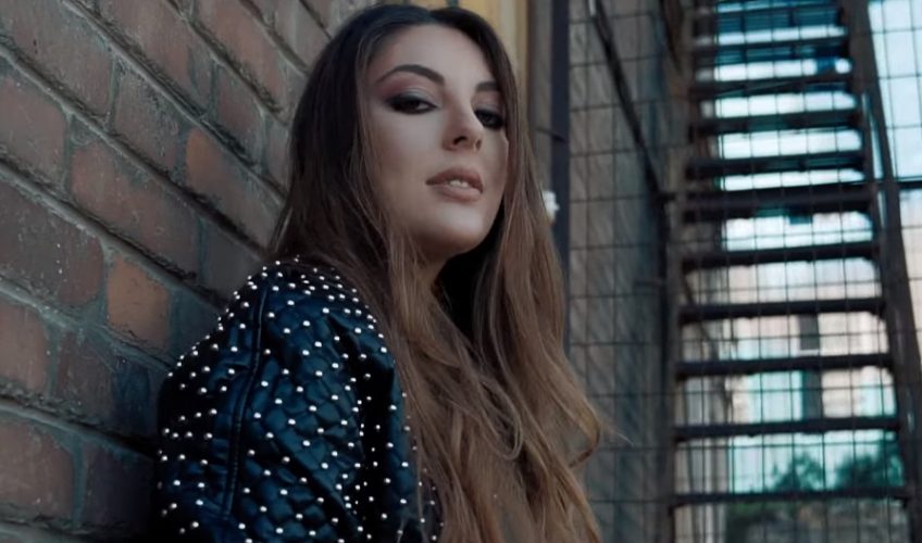 Η νεα ταλαντούχα τραγουδίστρια – τραγουδοποιό Ματίνα παρουσιάζει το νέο single με τίτλο “Kiss And Tell”