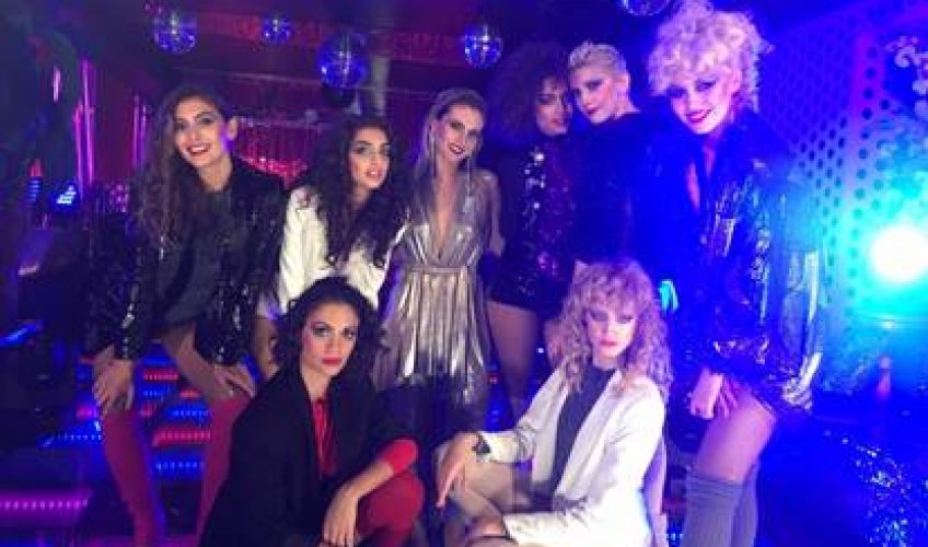 H διεθνής παραγωγός και Dj και αγαπημένη στο ελληνικό κοινό  Xenia Ghali, μετά την επιτυχία του single “Stick Around” επιστρέφει δισκογραφικά με το νέo της single “Lay In Your Arms”.