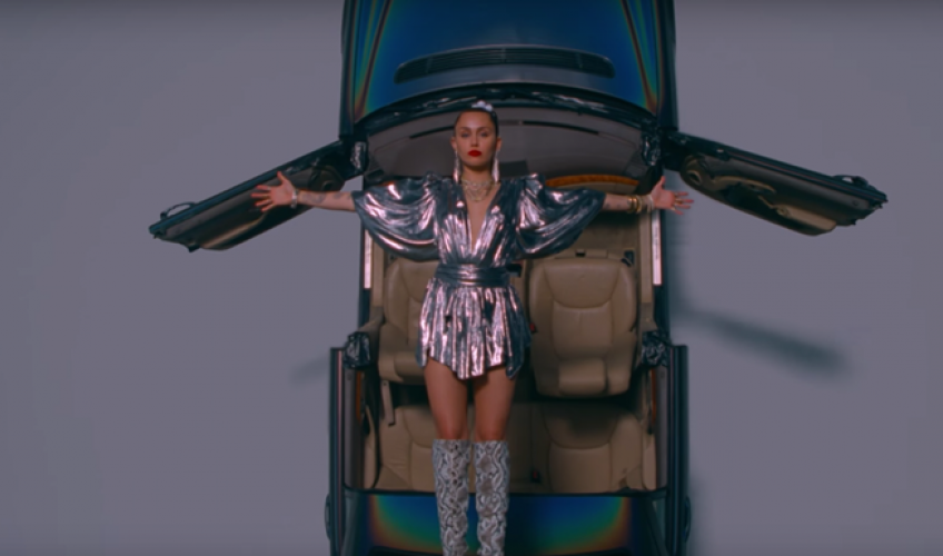 Ο Mark Ronson παρουσιάζει τη συνεργασία του με τη Miley Cyrus στο νέο single “Nothing Breaks Like A Heart”