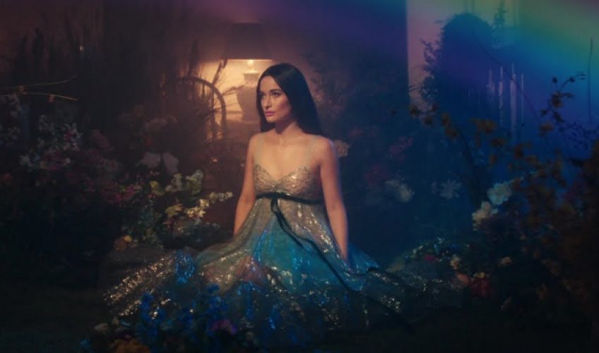 Η Kacey Musgraves κυκλοφόρησε και το official video για το νέο της single “Rainbow” από το album “Golden Hour”.