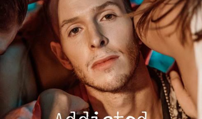 Ο Ελληνοβρετανός  D3lta  παρουσιάζει το νέο του single  Addicted  με ένα ξεχωριστό music video.