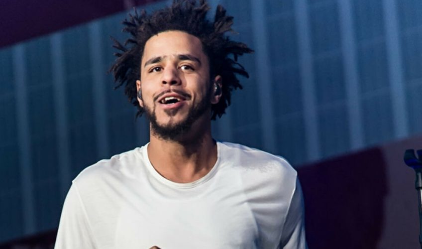 Ο J. Cole ακυρώνει τη συναυλία του στο Σακραμέντο μετά τον τραγικό θάνατο μέλους του συνεργείου του